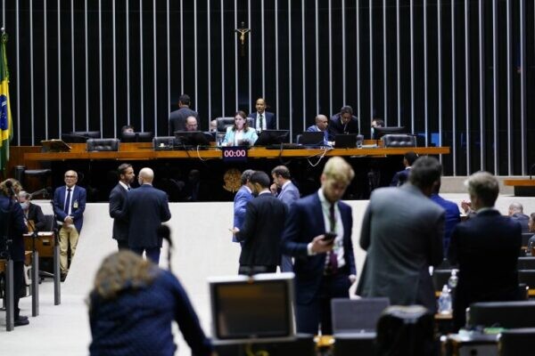 deputados-aprovam-pec-com-fontes-de-recurso-para-o-piso-da-enfermagem