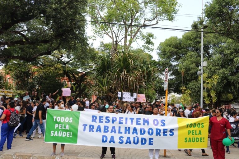 milhares-de-profissionais-de-enfermagem-ocupam-as-ruas-do-centro-de-manaus-em-protesto-a-suspensao-do-piso-salarial-da-categoria