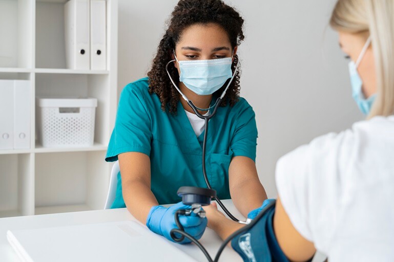 enfermeira-na-clinica-praticando-medicina.jpg