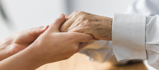enfermeira-segurando-as-maos-.jpg