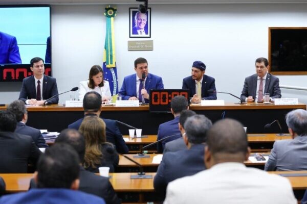 piso-da-enfermagem-adia-sessao-plenaria-do-congresso-nacional