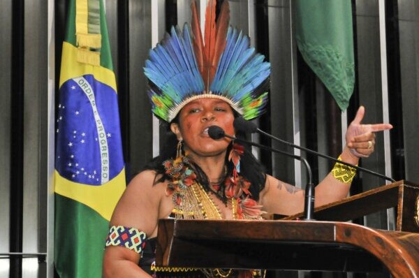 ministra-dos-povos-indigenas-sonia-guajajara-e-enfermeira